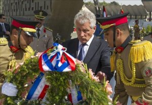 El secretario de Defensa estadounidense, Chuck Hagel (c), deposita una corona de flores en el monumento al soldado desconocido en El Cairo, Egipto. EFE