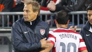 Stanford (California, EEUU), 23 may (EFE).- El alemán Jürgen Klinsmann ofreció su primera rueda de prensa tras dar a conocer ayer la lista de los 23 jugadores que estarán con la selección de Estados Unidos en el Mundial de Brasil, en la que no apareció el veterano Landon Donovan y dijo que su baja se debió a motivos "deportivos". Klinsmann, que ha recibido todo tipo de críticas por haber dejado fuera de la selección al máximo goleador del equipo nacional de todos los tiempos (57), incluidos cinco en los tres mundiales anteriores que disputó, dijo que otros jugadores elegidos habían estado en mejor forma en los meses anteriores, previo al entrenamiento del grupo tras el cual tomó la decisión final. "Los jugadores que elegí están un peldaño más por delante de Landon (Donovan) en ciertas áreas, por lo que tomamos esa decisión", declaró Klinsmann, que también adelantó que para nada le cerraba a Donovan la puerta de la selección después que haya concluido el Mundial de Brasil. "Creo que hemos formado un grupo con experiencia y no es una plantilla joven". Klinsmann "divago" sobre la evolución futbolística de Donovan al decir que no había evolucionado en sus últimos años, algo que consideró normal, cuando se llega a la etapa de su carrera. Algo que, de acuerdo a Klinsmann, no encaja en el nuevo sistema de la selección como sería el ir el uno contra uno y llegar sólo al área para culminar la jugada. "Tal vez ya no es el momento para que haga todo eso, pero sabe pasar el balón mejor que nadie y tiene experiencia que siempre es un gran factor", dijo Klinsmann durante la rueda de prensa. El entrenador alemán es consciente de las fuertes críticas que ha recibido y también que si el equipo no hace un buen papel en el mundial su futuro al frente de la selección de Estados Unidos lo tiene "hipotecado". Algo que dijo que no le preocupaba y que las decisiones que tomó no las hizo pensando en el futuro sino en lo que puede ser mejor en estos momentos para el equipo. De ahí que junto a Donovan dejase fuera de la selección a jugadores como los defensores Michael Parkhurst, Brad Evans, y Clarence Goodson; centrocampistas, el jugador de origen mexicano Joe Corona y Maurice Edu; y tampoco quiso al delantero Terrence Boyd. "Ahora hay que centrarnos con los jugadores que han quedado en la lista y es el momento adecuado para empezar a trabajar en los detalles de cara al enfrentamiento con Ghana nuestro primer rival en el mundial", comentó Klinsmann, que sabe que una derrota ante el equipo "verdugo" de Estados Unidos en los últimos mundiales, le dejaría aun más cuestionado en su puesto de lo que ya está. Klinsmann, campeón de la Copa del Mundo y de Europa con Alemania como jugador, fue contratado en julio de 2011 para dirigir a Estados Unidos después que despidieron a Bob Bradley tras el mundial de Sudáfrica 2010, y el pasado diciembre recibió una extensión de contrato hasta el 2018. El entrenador teutón, que estuvo a punto de ser despedido cuando al inicio de su ciclo el equipo de Estados Unidos ni jugaba bien ni ganaba, sostuvo que el nuevo acuerdo no le hizo pensar más hacia el futuro al hacer sus selecciones. "Hemos elegido a los jugadores que en los próximos dos meses serán los mejores para el equipo, sin importar la edad de cara al futuro", destacó Klinsmann, que no supo como justificar la llamada del alemán Julian Green, con sólo 18 años y 42 minutos de experiencia internacional con el equipo en partidos amistosos, que será el que ocupe el puesto de Donovan. Klisnmann admitió que no discutió con los jugadores su decisión antes de hacerla, pero luego si habló con los que dejó fuera, incluido Donovan. "Al final del día la decisión la tiene que tomar el cuadro técnico", comentó Klinsmann. "Tenemos una perspectiva diferente a la que un jugador tiene de sus propios compañeros". Klinsmann dijo que entendía la decepción de Donovan. "Mis razones eran técnicas y le dije que espero que así lo comprenda, a la vez que esperaba que si lo tuviésemos que necesitar por si algo sucediese dentro del equipo que pudiéramos contar con él", explicó Klinsmann de su conversación privada con Donovan. En cuanto a un tuit de su hijo, Jonathan, después del anuncio, Klinsmann reconoció que abordó el asunto y su explicación fue menos creíble que la que había dando anteriormente para justificar la ausencia de Donovan. "Él (su hijo) es un gran admirador de Donovan y se dio cuenta que cometió un error enorme. Creo que recibió la mayor lección que podía imaginar de lo que son los medios sociales", señaló Klinsmann. "Le debe una gran disculpa a Donovan". Después de conocerse que Donovan no fue incluido en el equipo de Estados Unidos que viajará a Brasil, Jonathan Klinsmann, tuiteó "HHAHAHAHAHAHAH DONAVAN hahahahaa yo no me enteré hasta que lo vi en el aviso del TELÉFONO HAHA". Más tarde se disculpó por el tuit y posteriormente cerró su cuenta social. Por su parte, Donovan, de 32 años, que ha jugado con Estados Unidos en los últimos tres Mundiales que se remontan al 2002 y ha sido la cara de la selección nacional durante la mayor parte de la década pasada, expresó su decepción a través de Facebook. EFE